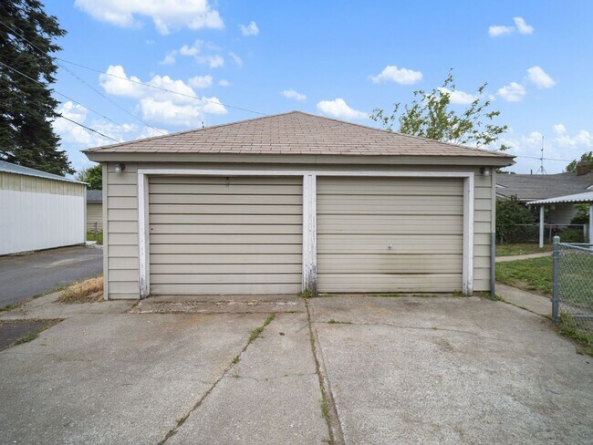 Building Photo - 2403 W Everett Ave