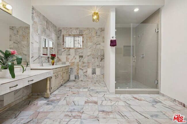 Building Photo - 5667 Heatherdale Dr