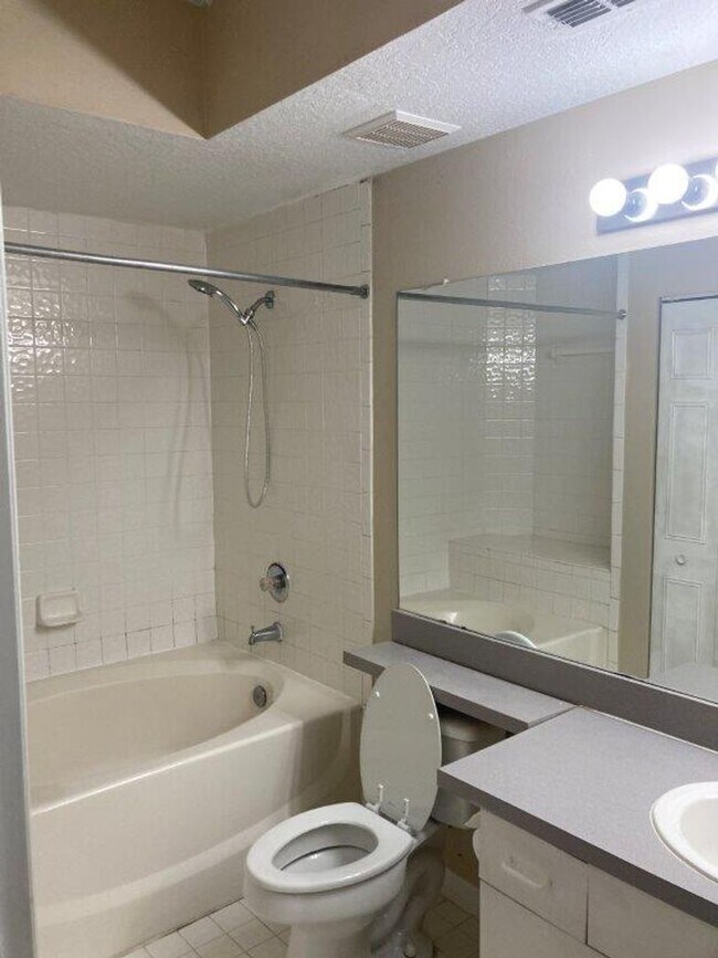 Building Photo - 1 bd / 1 ba in Palms Club Community