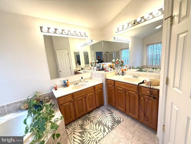 Building Photo - 18416 Beechnut Way