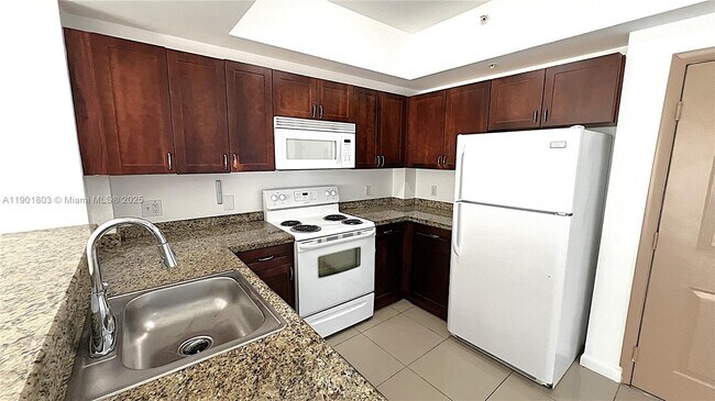 Building Photo - 909 SW 15th Ave