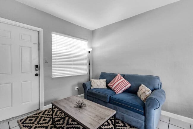 Building Photo - 138 SW 5th Ct