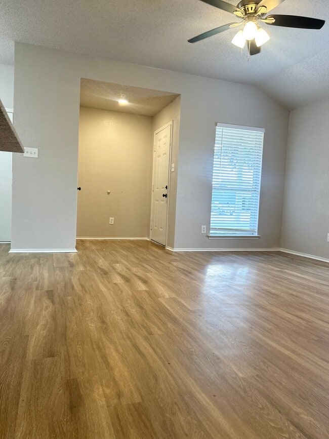 Building Photo - SPACIOUS 3/2/1 DUPLEX
