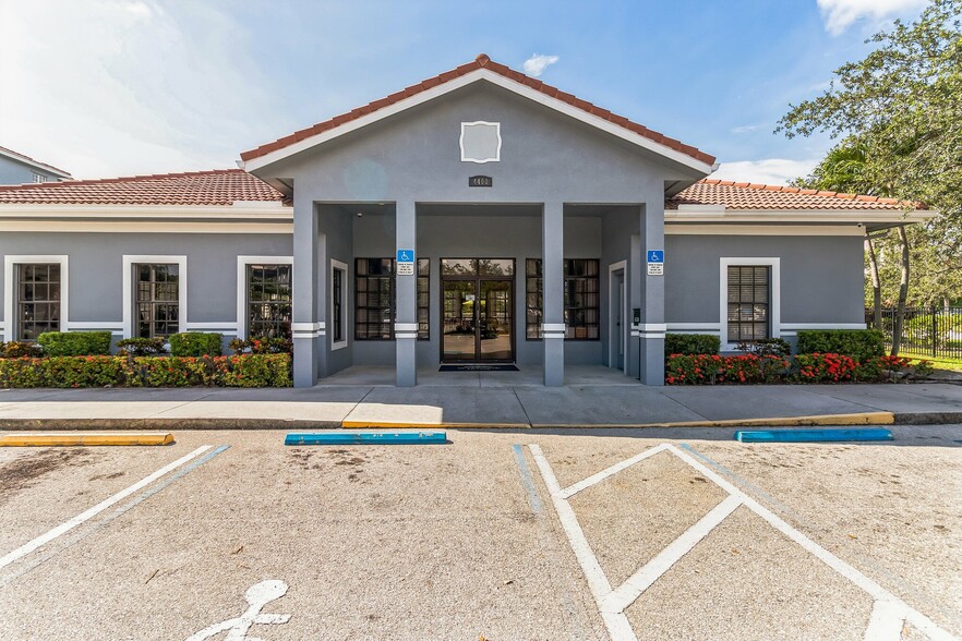 Primary Photo - Cobblestone on The Lake Apartments