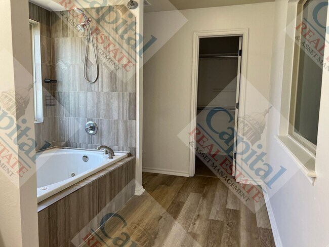 Building Photo - Charming 3 Bedroom