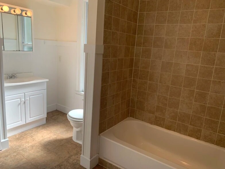 Building Photo - 430 E 2nd St