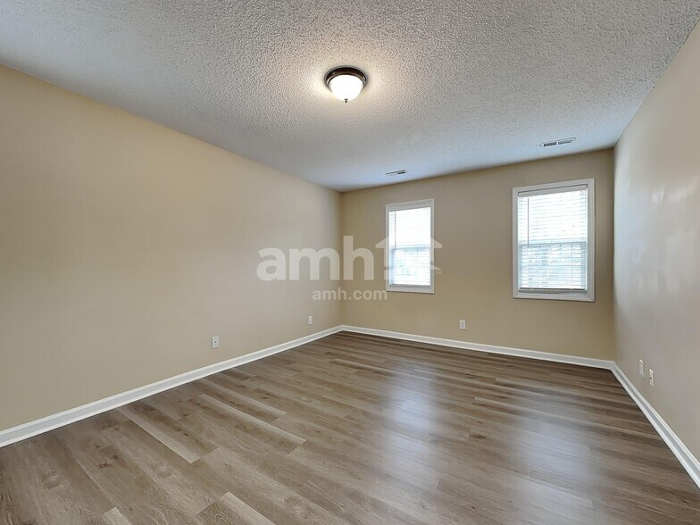 Building Photo - 524 Wyndham Dr