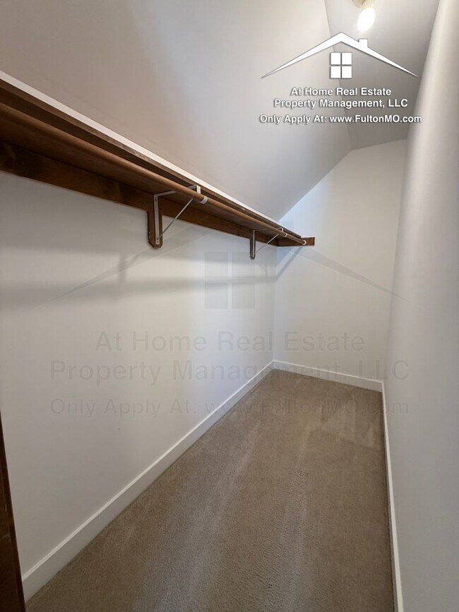 Building Photo - 2703 Mayflower Dr