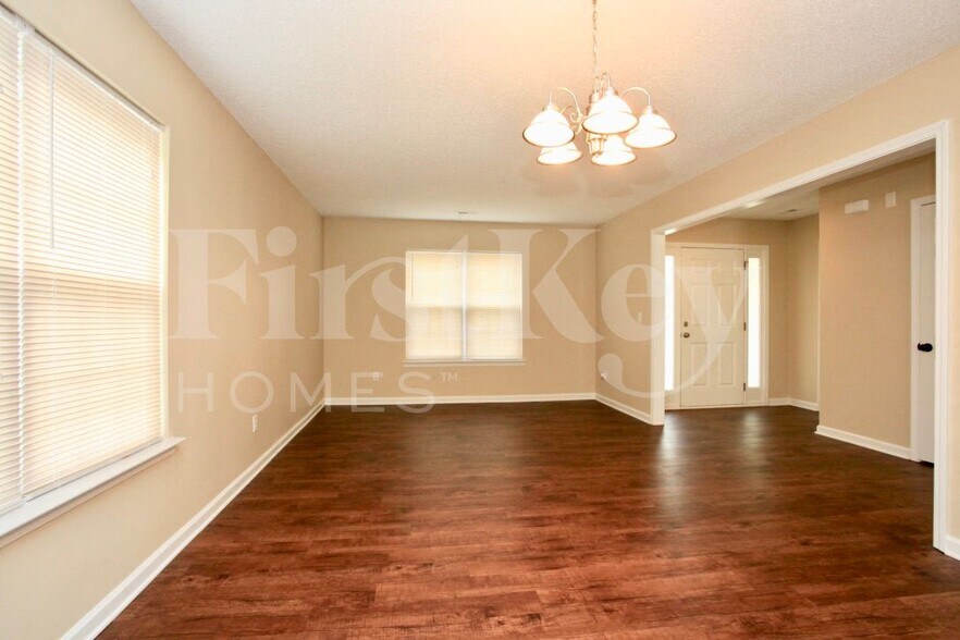 Building Photo - 906 Grassy Patch Ln