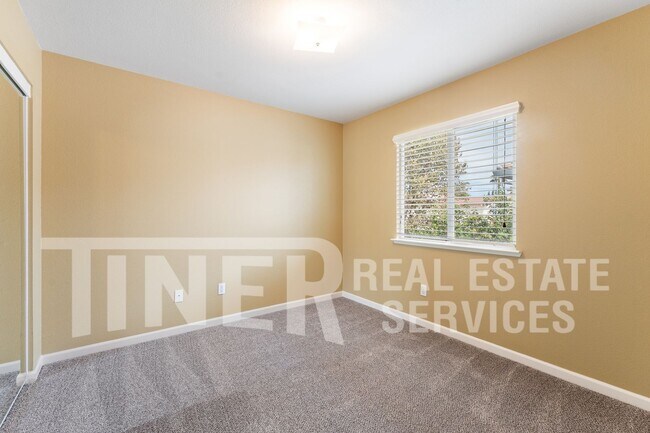 Building Photo - 35 Sabre Ct