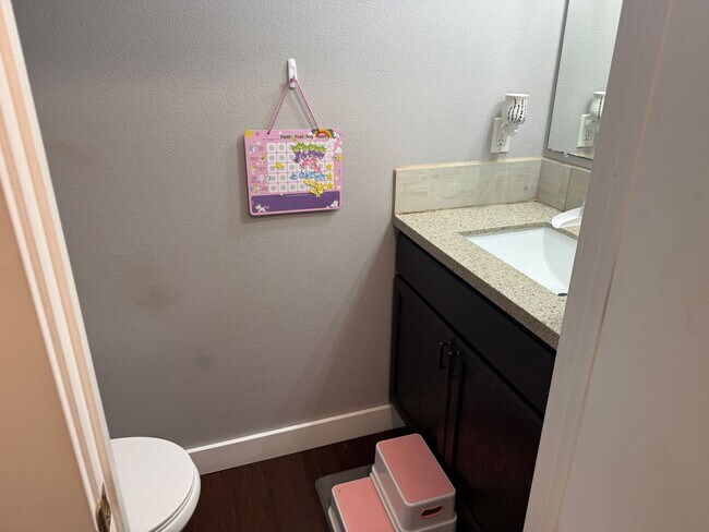 Building Photo - $500 move-in special! Spacious 4-bdrm/2.5-bath Hillsboro home. Fenced yard w/ covered deck, 2-car...