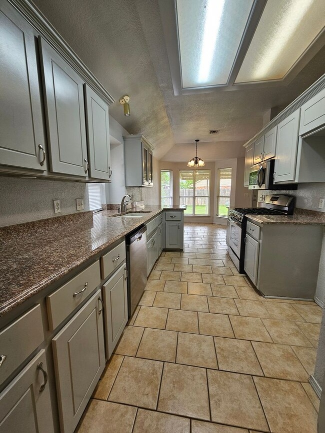 Building Photo - (3) Bed/(2) Bath in SW OKC/Moore Avail NOW! Pet Negotiable!