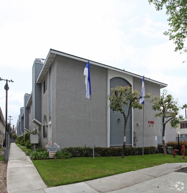 Building Photo - 9160 Huntington Dr