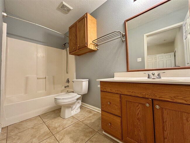Building Photo - 10642 Royal Pines Dr