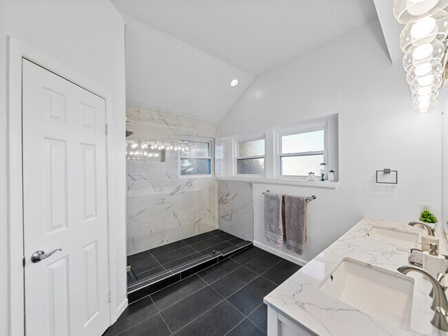 Building Photo - 2301 Summit Dr