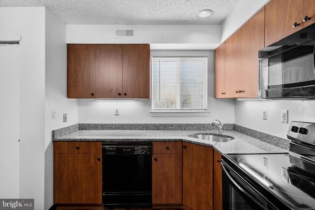 Building Photo - 835 Chanticleer