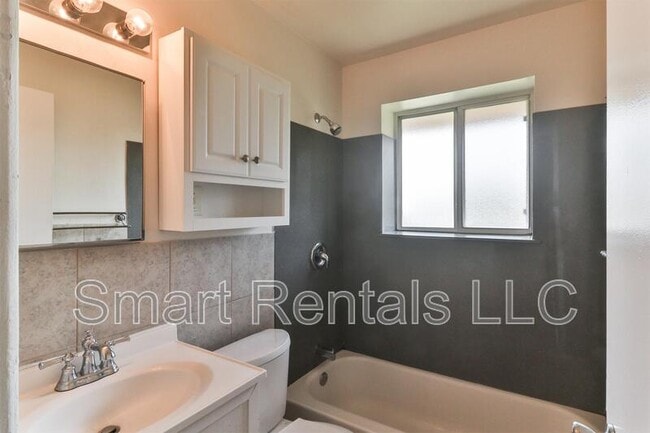 Building Photo - 471 S Holmes Ave