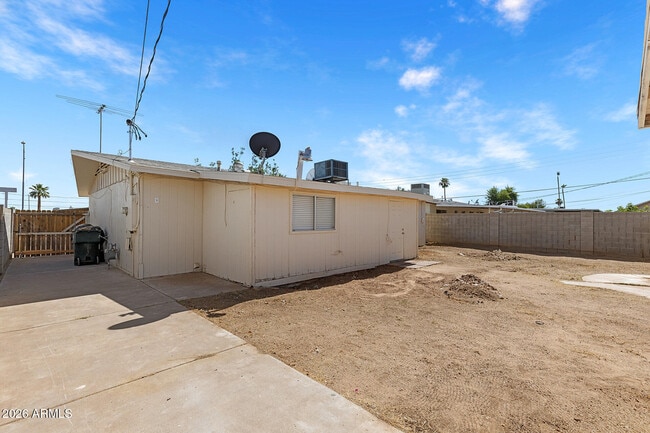 Building Photo - 2246 W Sierra St