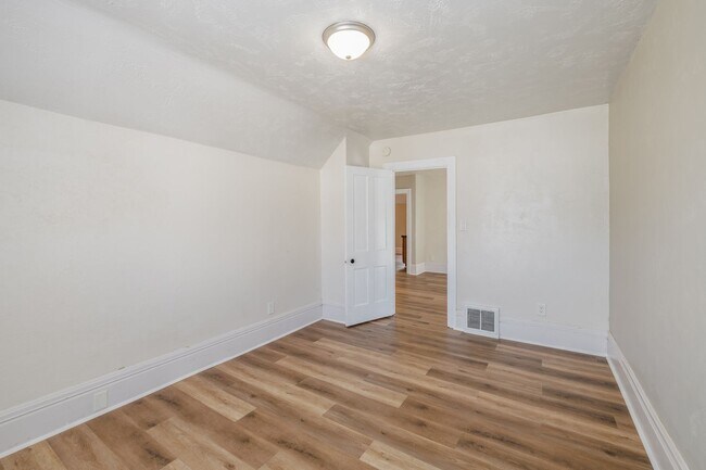 Building Photo - 35 W 14th Ave