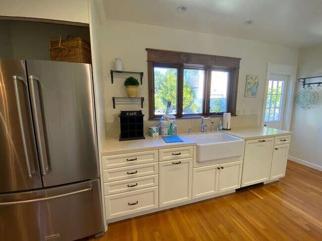 Building Photo - FLEXIBLE FULLY FURNISHED Point Loma Home! AC! All Utilities Included!