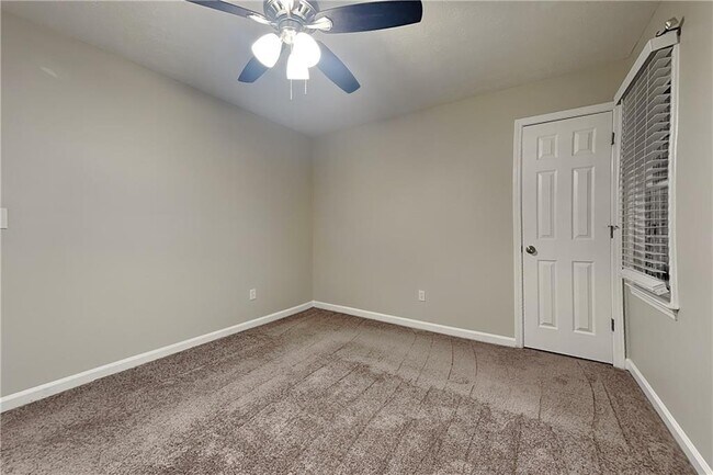Building Photo - 2245 Huntington Dr