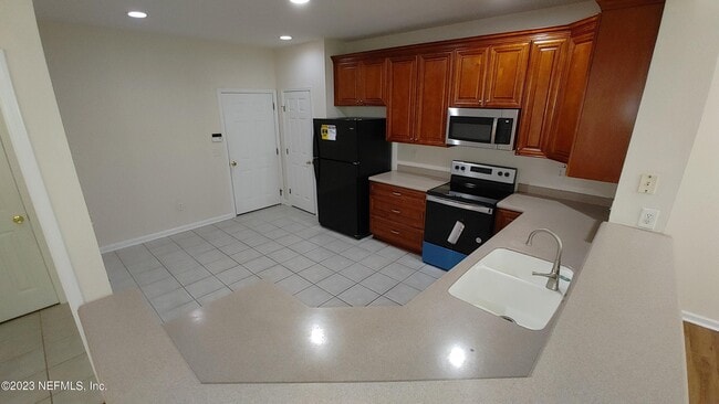 Building Photo - 11073 Castlemain Cir E