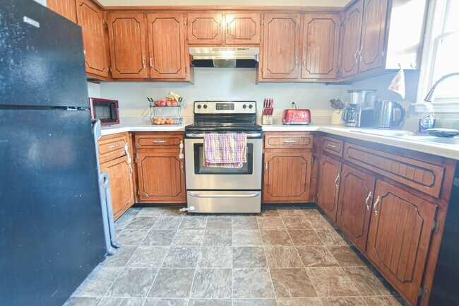Building Photo - Pet Friendly Three Bedroom!