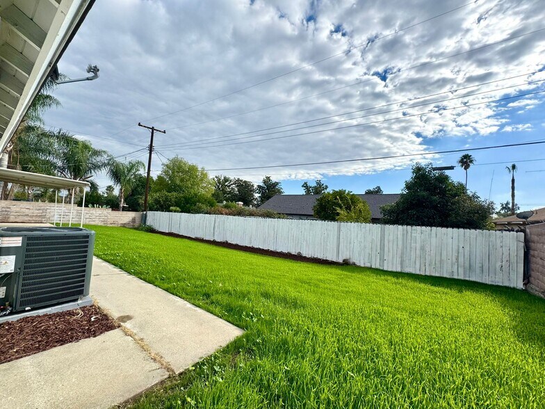 Building Photo - 251 E Heather St