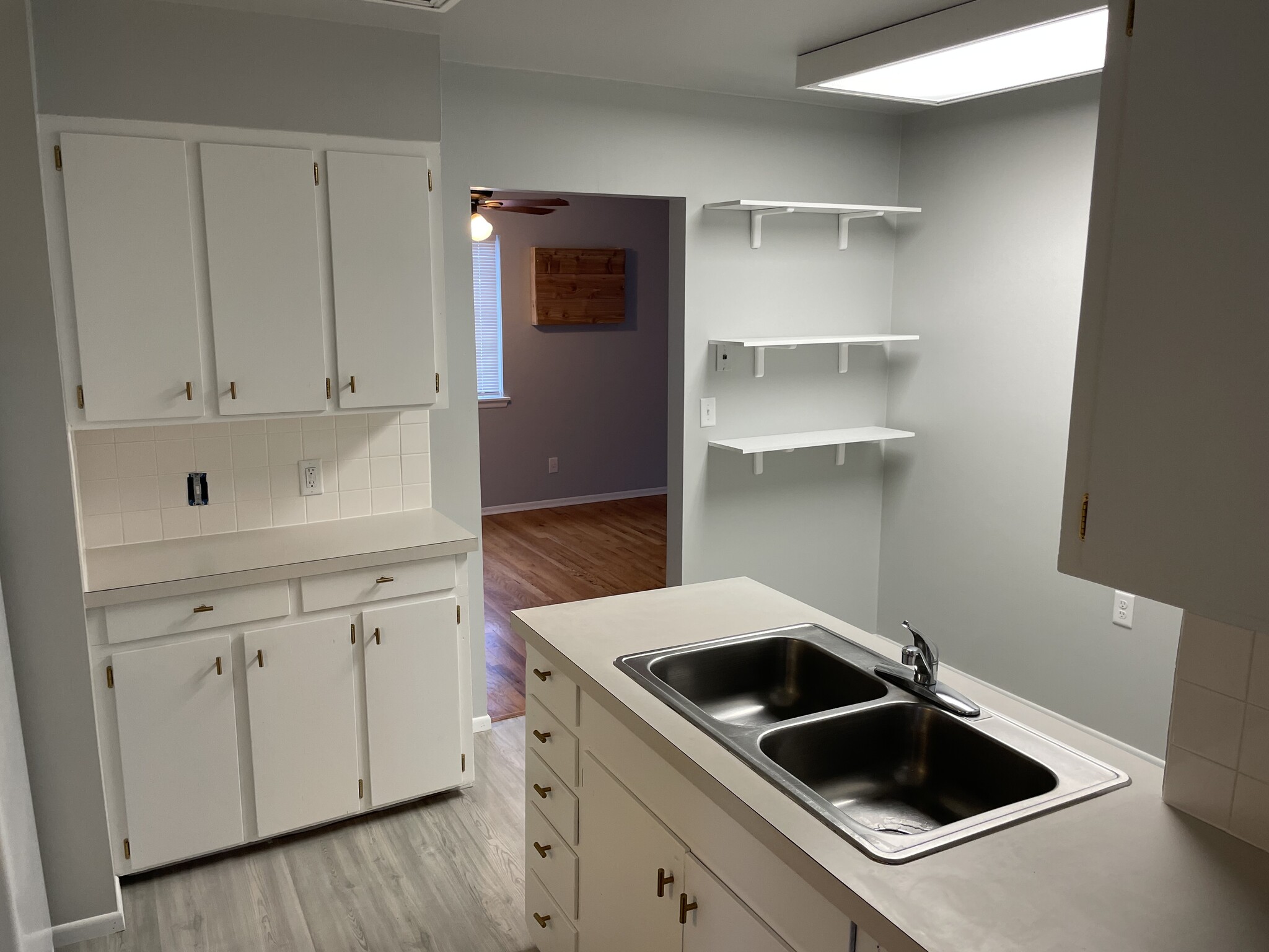 Kitchen 6 - 3011 N Stout Rd