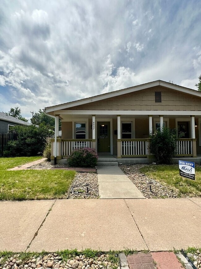 Building Photo - 2 Bedroom 1 Bath Duplex Available Mid Augu...