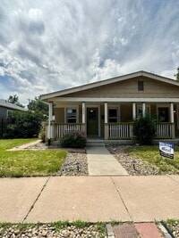 Building Photo - 2 Bedroom 1 Bath Duplex Available Mid Augu...