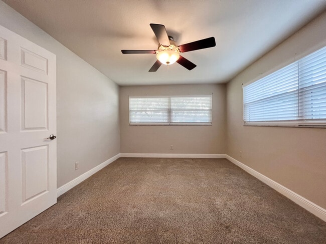 Building Photo - 1858 Oak Park Dr S