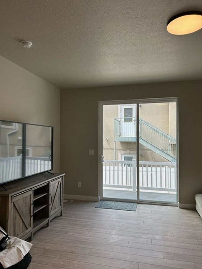 Building Photo - STUNNING Bountiful Home!!