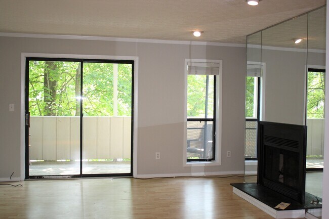 Building Photo - Just outside the perimeter at 75 and 285!