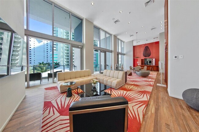 Building Photo - 1300 Brickell Bay Dr