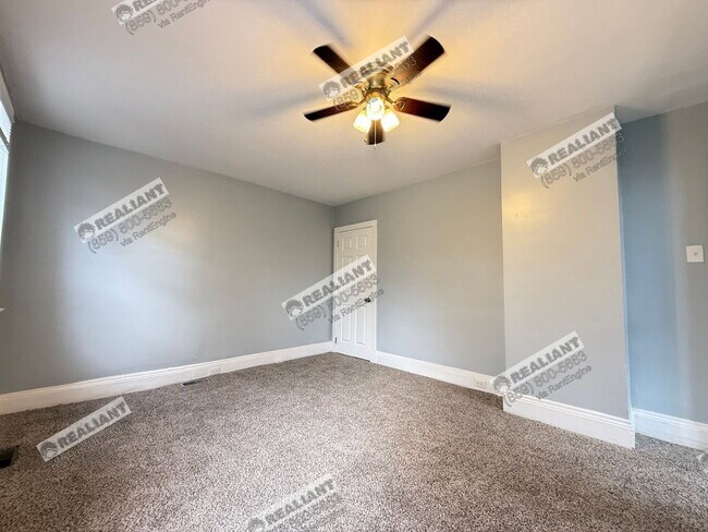Building Photo - 939 Putnam St