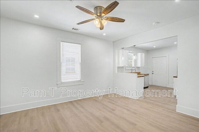 Building Photo - 615 W 39th St