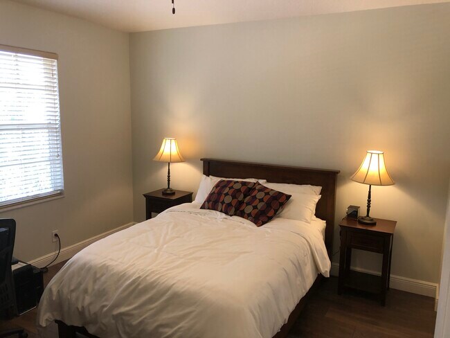 Building Photo - 3310 Lakeside Dr