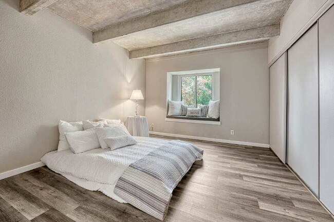 Building Photo - Charming 3-Bed Penthouse Condo in Denver with 2 full bathrooms! – Open Floor Plan *Move in specia...