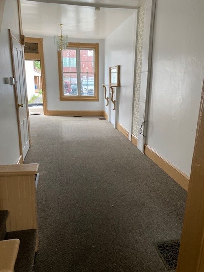 Building Photo - 3 BEDROOM HOUSE FOR RENT