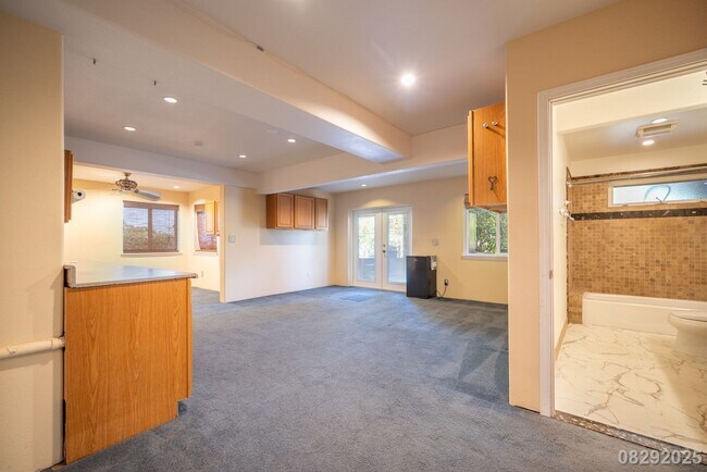 Building Photo - 3 Bedroom 3 Bathroom pet negotiable SFH in...