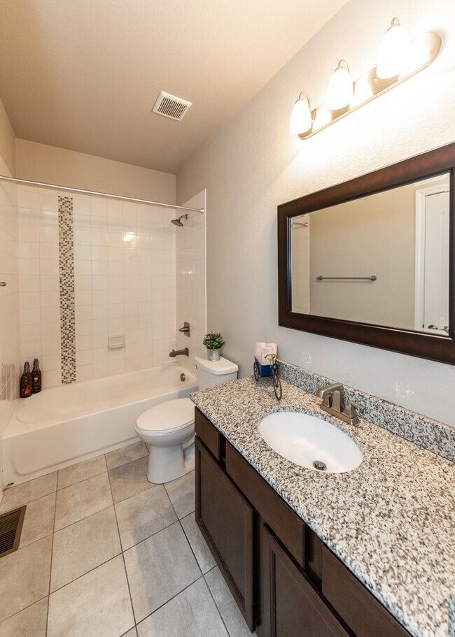 Building Photo - Centrally Located End Unit 3 Bed Townhouse in D20