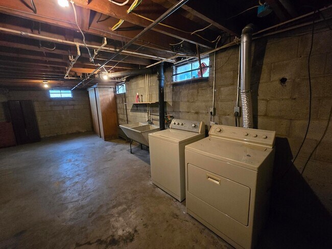 Building Photo - 721 N Carroll Ave