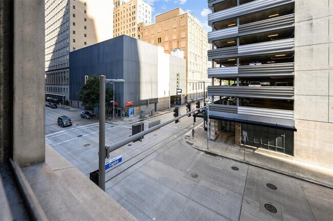 Building Photo - 705 Main St