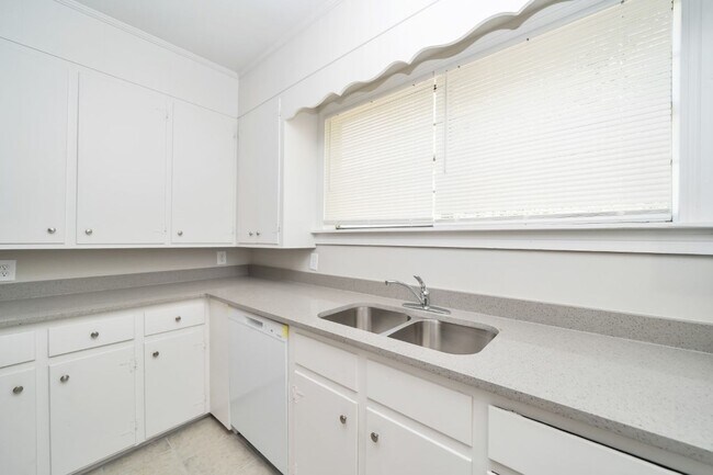 Building Photo - Renovated Gem with Space & Style in Bessemer