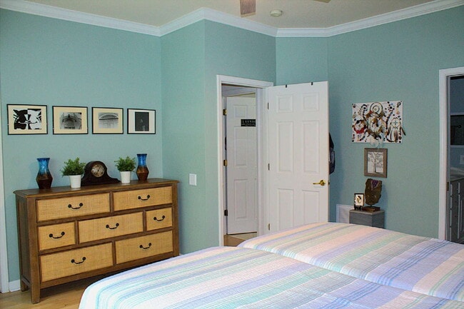 Building Photo - "Luxurious 3-Bed Condo in Hendersonville: Spacious 2023 Sq Ft within a 55+ community.”