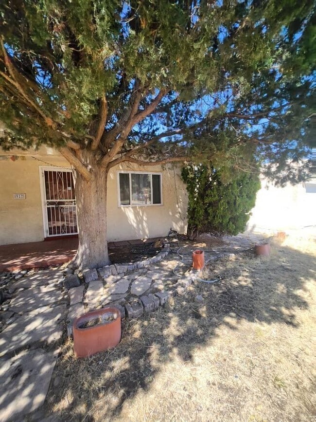 Primary Photo - 917 Girard Blvd SE