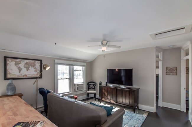 Building Photo - 714 N Broadway Ave