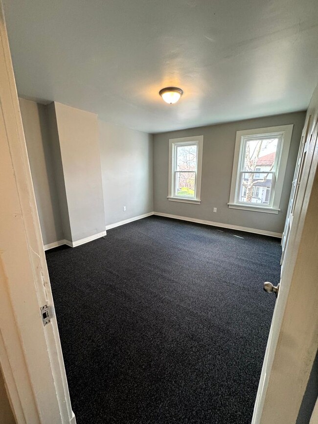 Building Photo - Lovely Two Bedroom Townhome with Fenced Yard