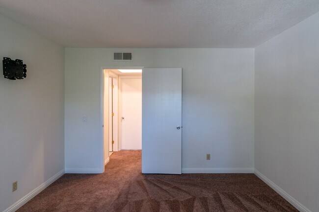 Building Photo - 2600 Huntington Dr